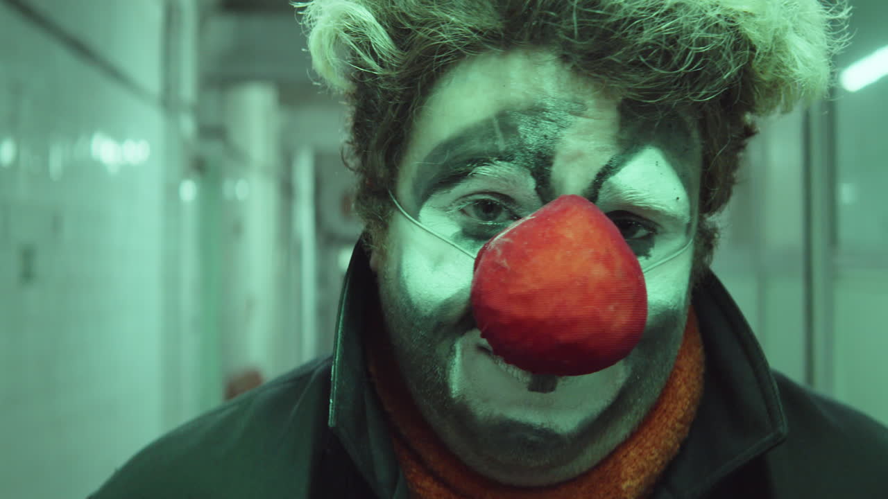 retrato del payaso en el pasillo