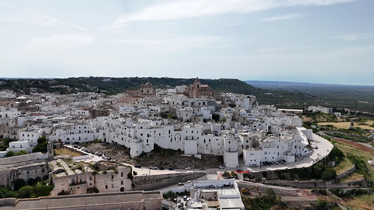 vista aérea sobre la ciudad blanca de ostuni, región de brindisi de apulia, italia