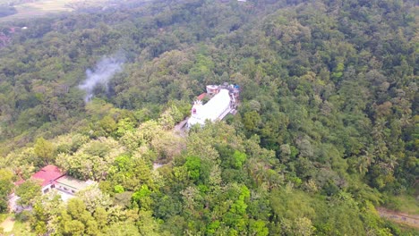 Imágenes-Aéreas-Altas-De-La-Naturaleza-En-La-Colina-De-Rhema-Con-Iglesia-De-Pollo-En-Indonesia