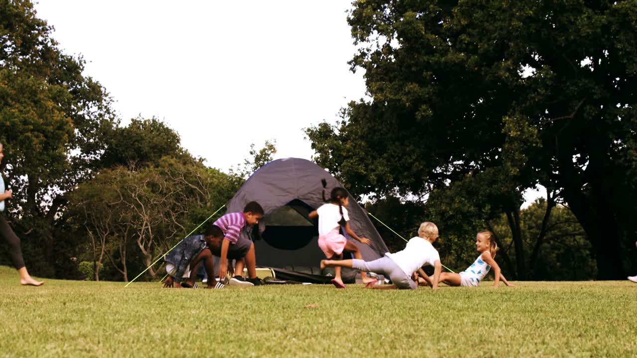 공원 에서 놀고 있는 어린이 들 의 그룹