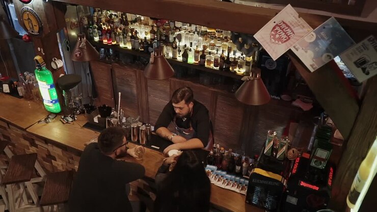 Scena affollata in un bar di notte