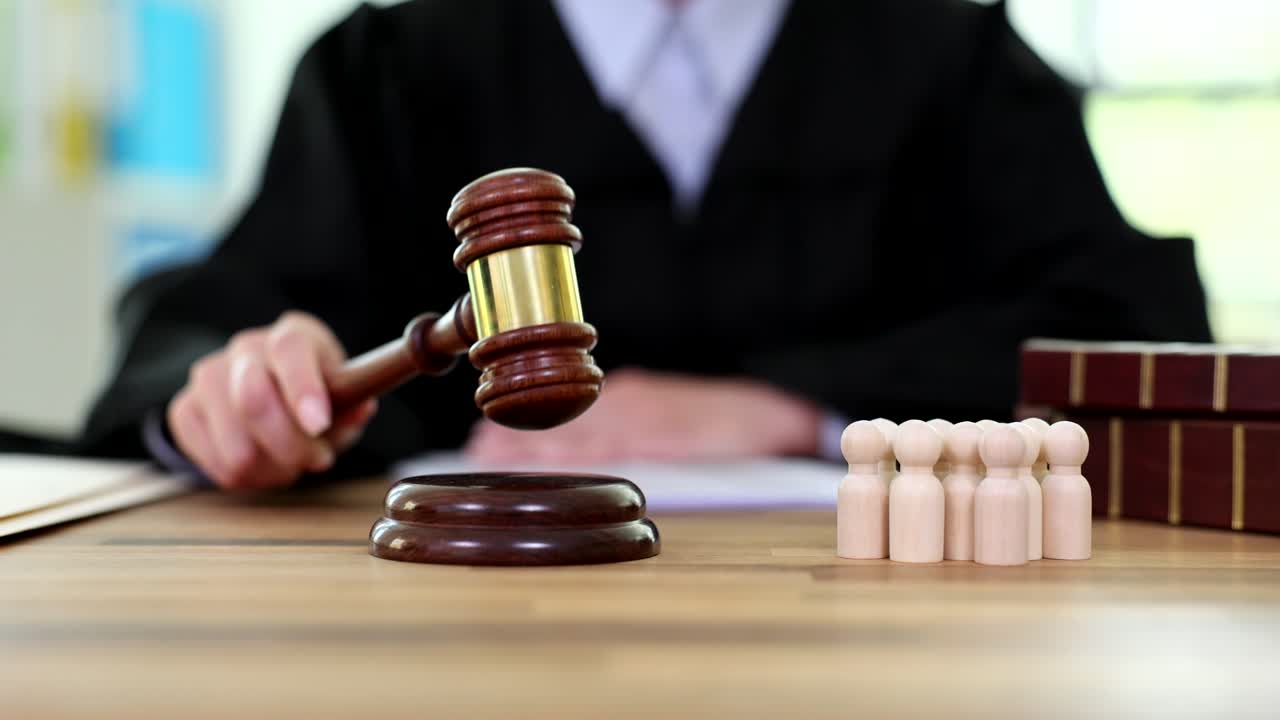 Tribunale e diritto civile, statuine di persone e martelletto del giudice