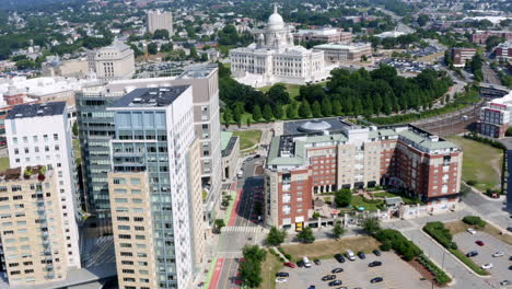 toma aérea de drones acercándose a la casa estatal de rhode island en providence ri