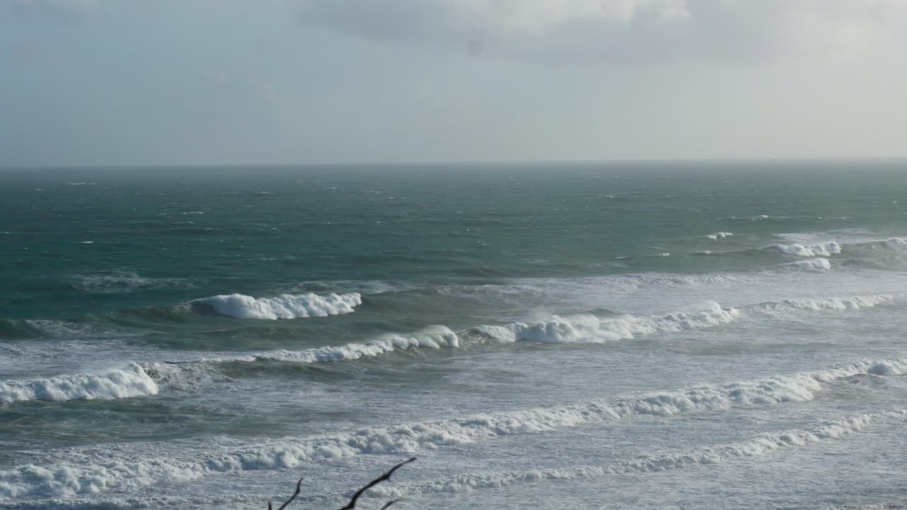 오스트레일리아의 포트 캠벨 (port campbell) 에서 바다의 파도가 부히고 있다.