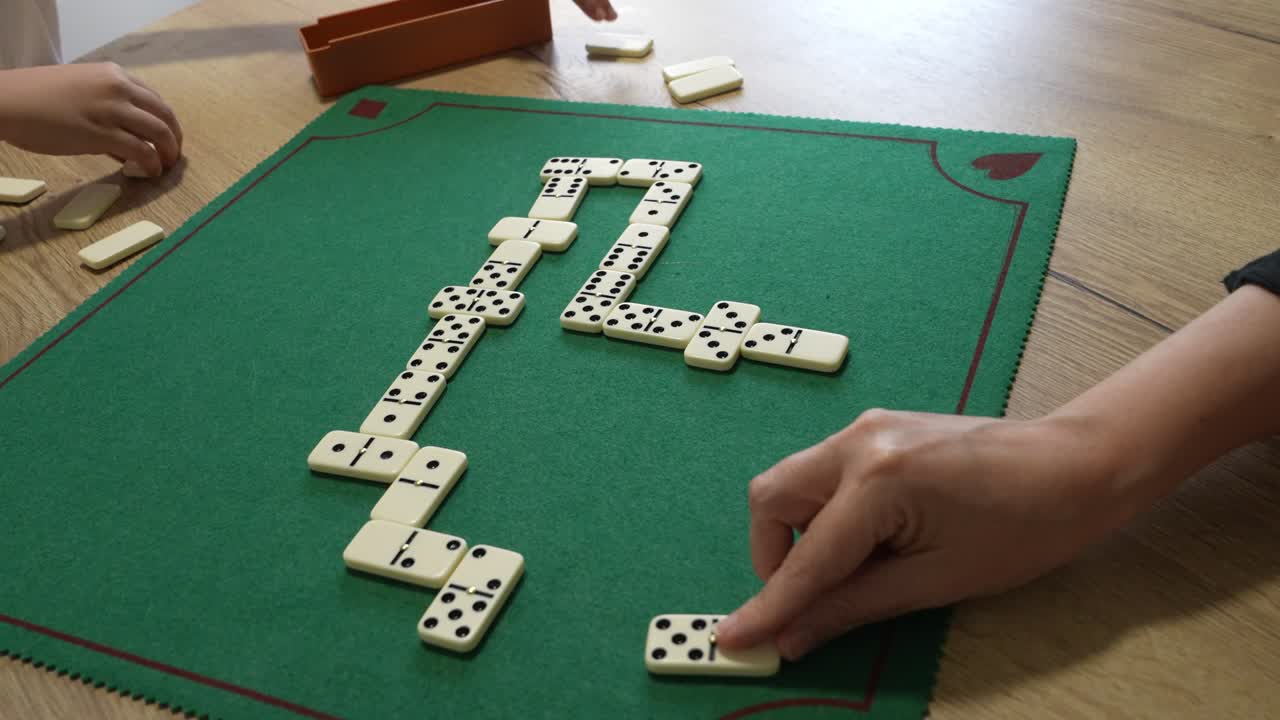 Giocare a domino su un tavolo