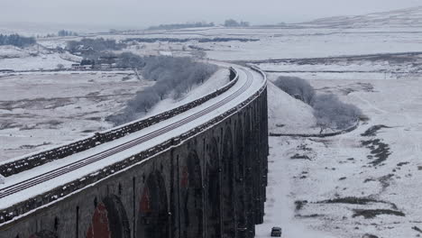 Retroceso-Estableciendo-Una-Toma-Aérea-De-Un-Drone-Del-Viaducto-Nevado-De-Ribblehead-En-Invierno-En-Yorkshire-Dales,-Reino-Unido