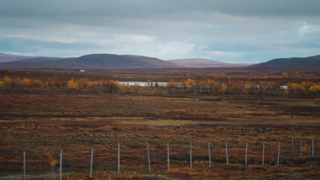 Ein-Auto-Mit-Einem-Wohnwagen-Auf-Der-Straße-In-Der-Herbstlichen-Tundra