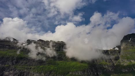 gebirgswolken-draufsichtlandschaft. schöne natur norwegen naturlandschaft