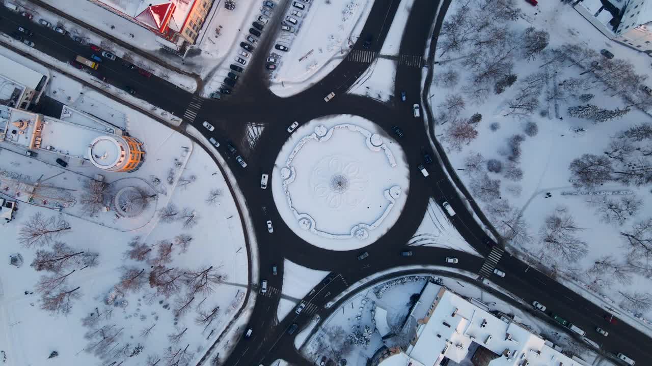 4k 공중 뷰의 순환 도로와 눈 인 원형 자동차 작은 유럽 도시 겨울 날, 속도를 높여