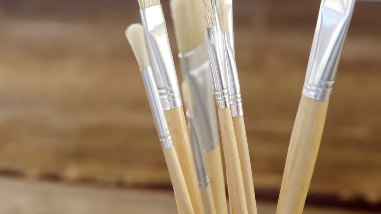 유리 용기 에 있는 여러 가지 페인트 브러시