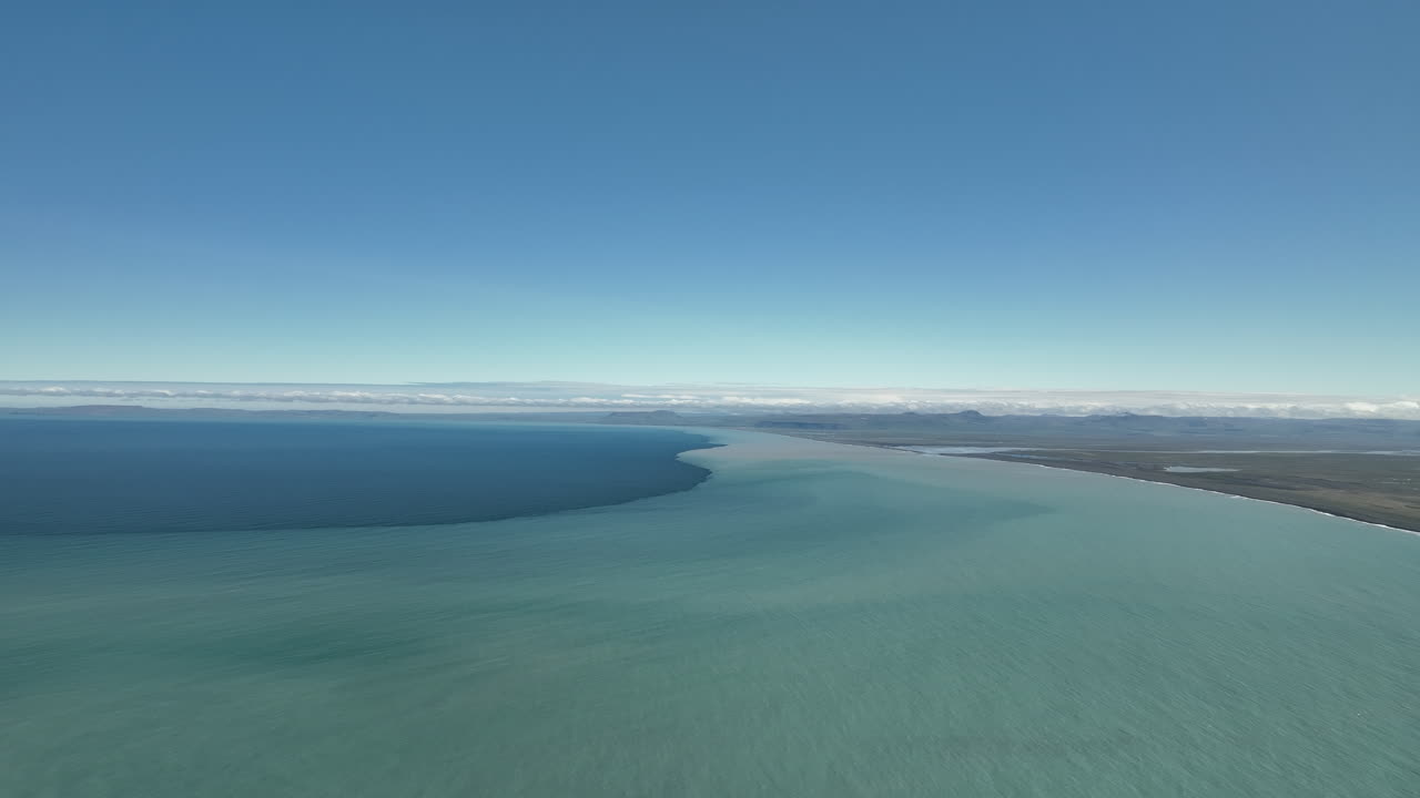 북 아이슬란드 해변의 공중 풍경 다른 소금 물 접촉