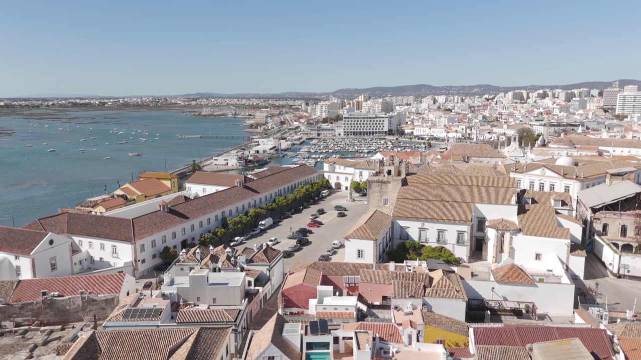 Smooth orbit highlighting the old town, landmark buildings, and cultural heritage at Largo da Sé.