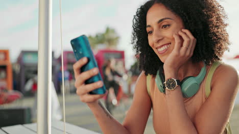 Selfie-Con-Smartphone,-Ciudad-Y-Mujer-Negra