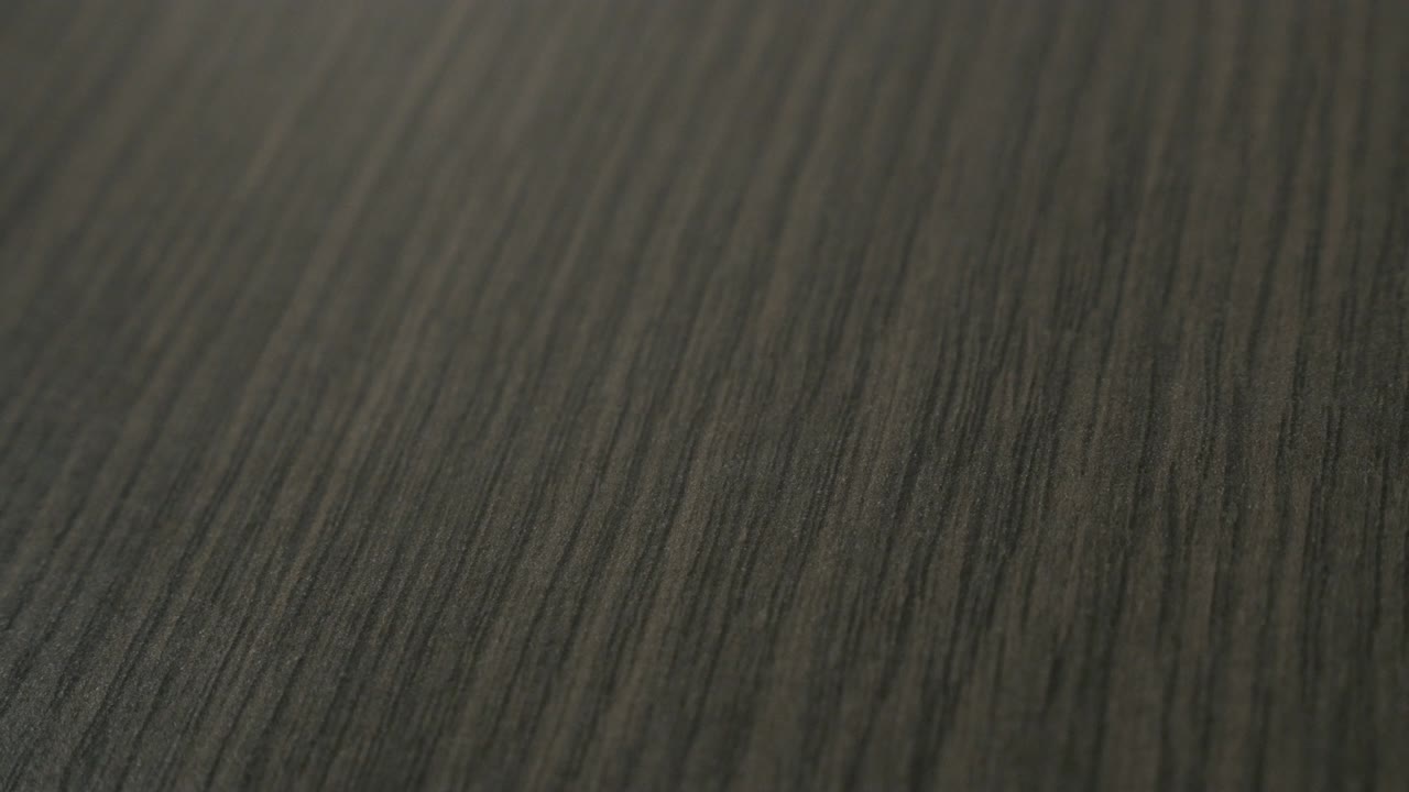 caída de la moneda de papel de cien euros en el fondo del negocio de la mesa