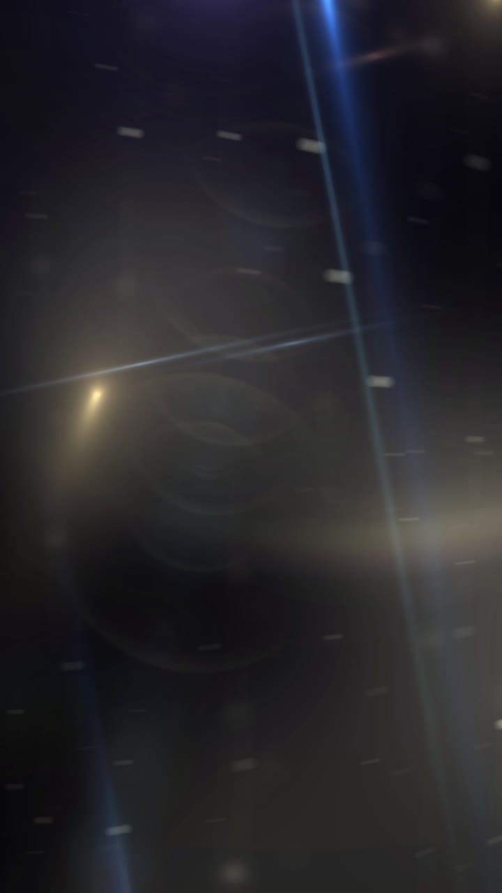 Lens Flare Dinamici e Particelle Scintillanti su Sfondo Scuro