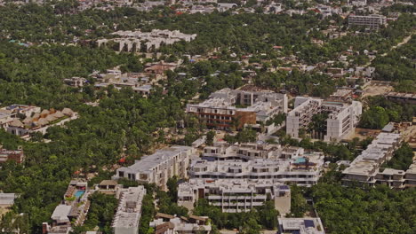 Tulum-México-Vista-Aérea-V27-Ampliada-Vista-Aérea-Drone-Sobrevuelo-Exterior-De-Complejos-Turísticos-De-Lujo-Y-Casas-De-Vacaciones-Que-Capturan-Las-Selvas-Mayas-Circundantes-Y-Las-Vistas-Del-Centro-De-La-Ciudad---Filmado-Con-Mavic-3-Pro-Cine---Julio-De-2023