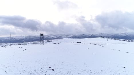 Vista-Aérea-De-La-Montaña-Nevada-De-Invierno