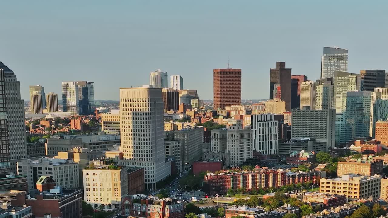 Vista aerea dello skyline della città con edifici e strade negli Stati Uniti