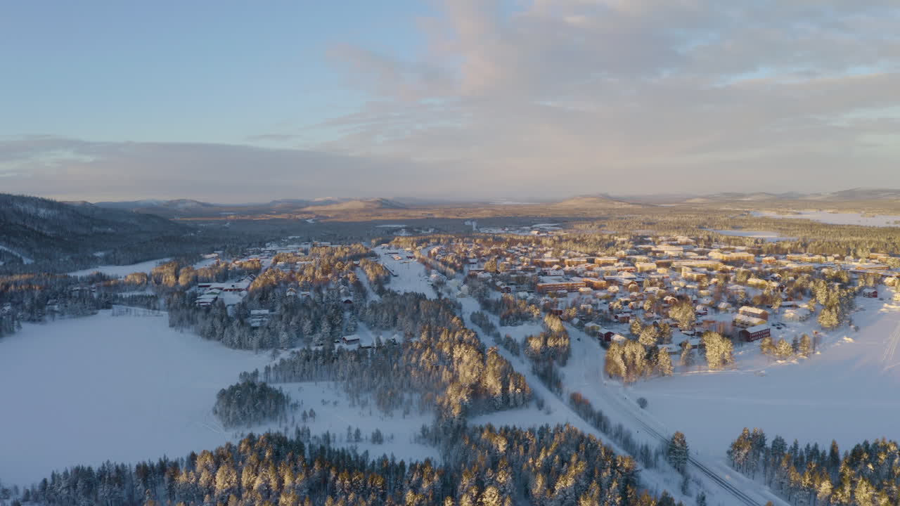 vista aérea escénica del amanecer a través del paisaje de montañas de invierno de laponia norbotten congelada nevada