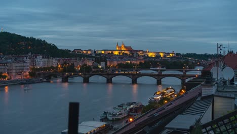 Lapso-De-Tiempo-Del-Castillo-De-Praga-Y-Puentes-Sobre-El-Río-Vltava-Al-Atardecer-Desde-Una-Azotea