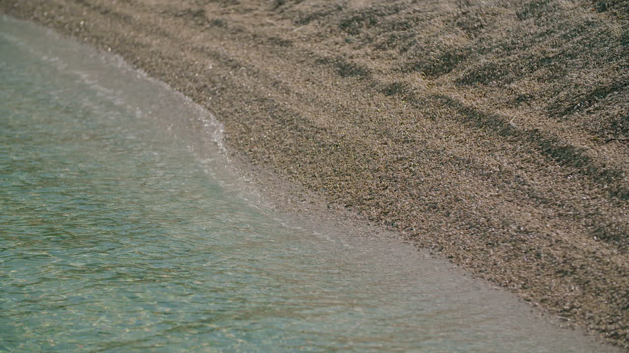 olas al atardecer en la costa rocosa 1