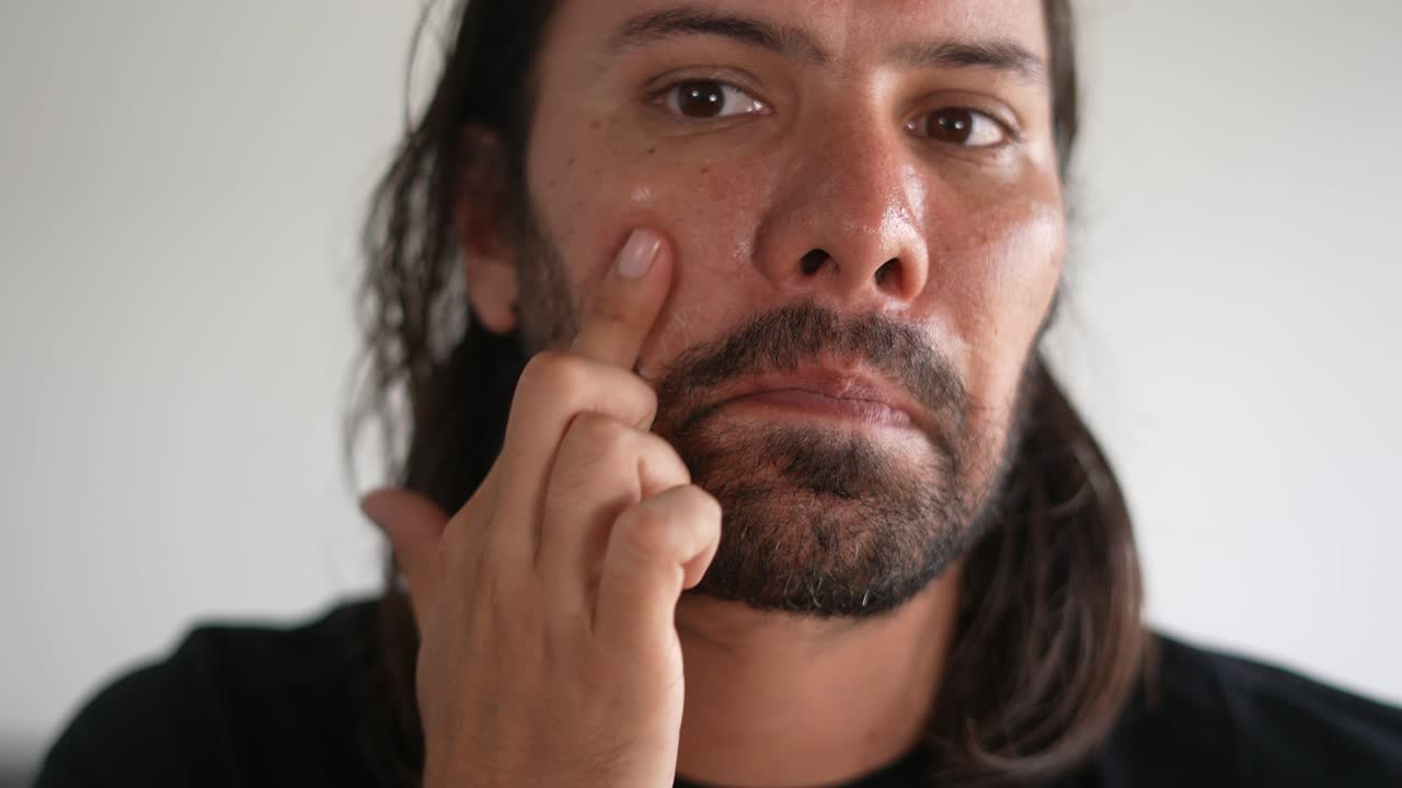 얼굴을 돌보기 위해 피부 관리하는 남자, 라틴인 남자, 보습, 코 청소, 수염이 있는 남자