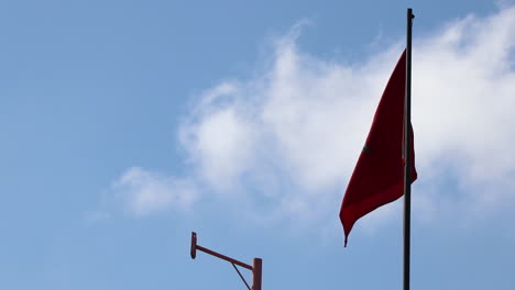 Marokkanische-Flagge,-Die-An-Einem-Hellen-Und-Sonnigen-Tag-Im-Wind-Weht