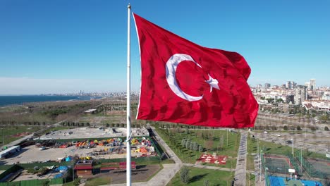 ondeando la bandera turca