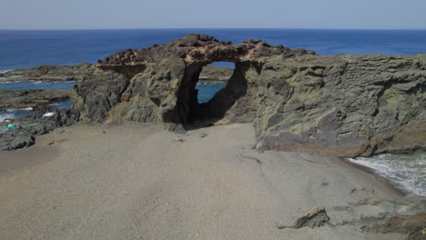 Isla-De-Fuerteventura,-Ajui:-Vista-Aérea-Viajando-Sobre-El-Arco-Del-Jurado-En-Un-Día-Soleado-Con-Hermosos-Colores