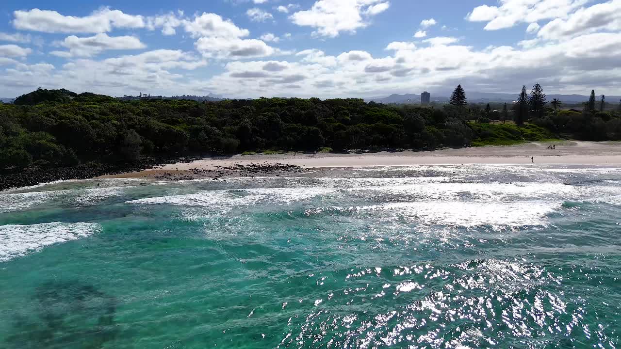 은 오스트레일리아 해변 에 파도가 부히는 것
