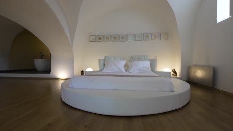 Elegante-Cama-Redonda-En-Un-Espacioso-Loft