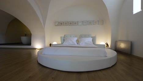 cama redonda elegante en un amplio desván