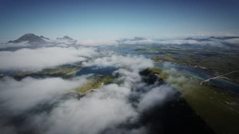 Filmische-FPV-Drohnenaufnahme,-Stabilisiert-Von-Den-Lofoten,-Die-über-Einer-Wolkenbedeckten-Landschaft-Fliegen
