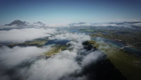 toma cinematográfica de un dron fpv estabilizada desde lofoten volando sobre un paisaje cubierto de nubes