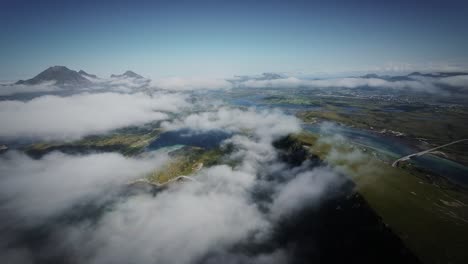 cinematic fpv drone shot stabilisiert von lofoten fliegt über wolkenbedeckte landschaft