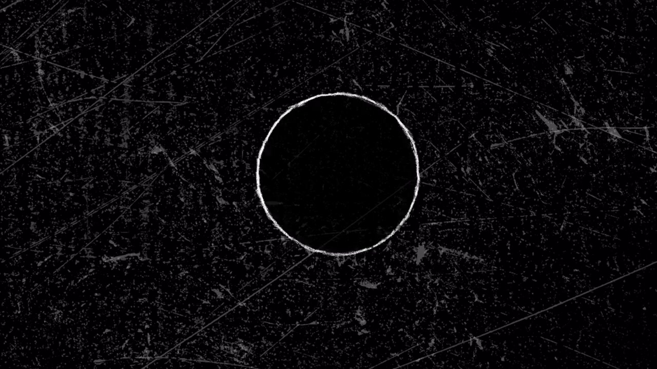 Cerchio bianco disegnato a mano che appare su texture nera effetto grunge