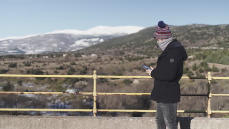 Operador-De-Drones-Volando-Dji-Mavic-En-Invierno-Madrid-España