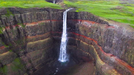 imágenes aéreas de drones de la cascada de aldeyjarfoss en el norte de islandia.