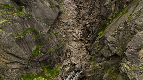 cataratas sobre un acantilado en el cañón alpino de hellmojuvet en el norte de noruega