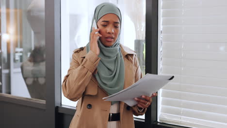 Muslim-business-woman,-phone-call