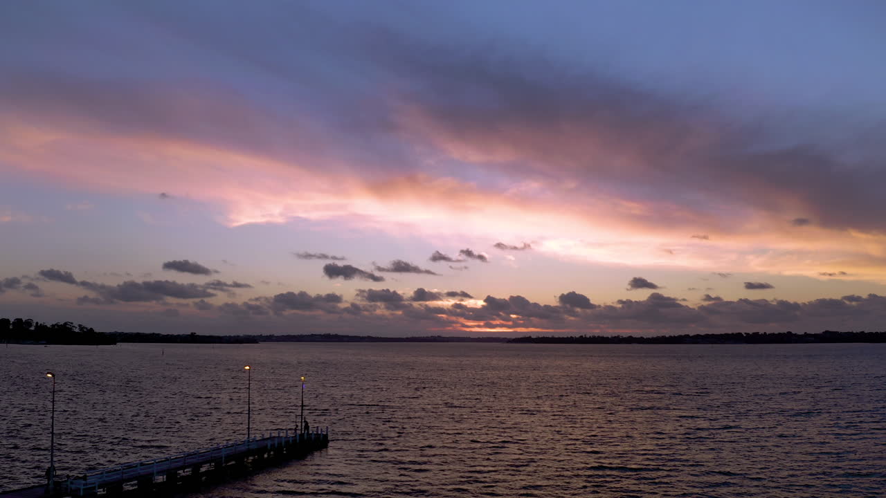 Ilmakuva dronella Swan-joen yli auringonlaskun aikaan Como Jettyssä