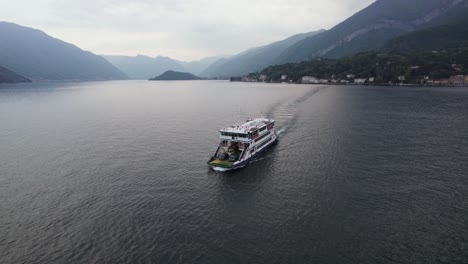 Transbordador-De-Pontones-Que-Transporta-Automóviles-A-Través-Del-Agua-Del-Lago-De-Como-En-Italia,-Dron-Aéreo