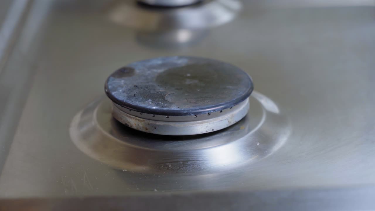 газовая печь с пламенем, крупный план. газ зажигается