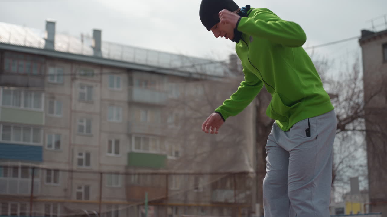 fútbol freestyle urbano, práctica de fútbol freestyle en exteriores en la ciudad, hombre haciendo fútbol freestyle en el patio de la ciudad, hombre caucásico practicando fútbol freestyle en plena acción al aire libre