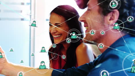 animación de una red de iconos digitales contra diversos colegas discutiendo y sonriendo en la oficina