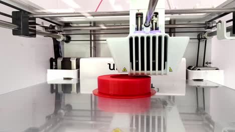primer plano de la impresora 3d trabajando en algún modelo redondo