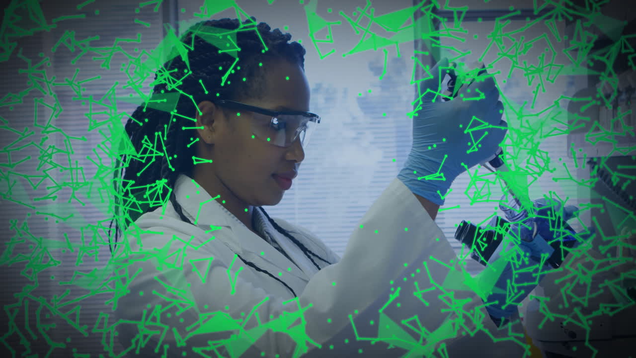 animación del procesamiento de datos científicos sobre una científica afroamericana en el laboratorio.