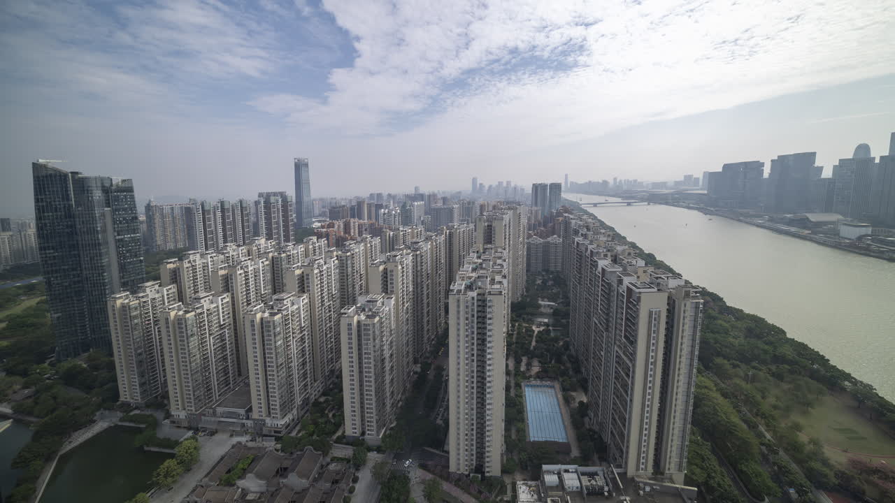 Vista Aérea de uma Densa Paisagem Urbana com Edifícios Altos e Rio