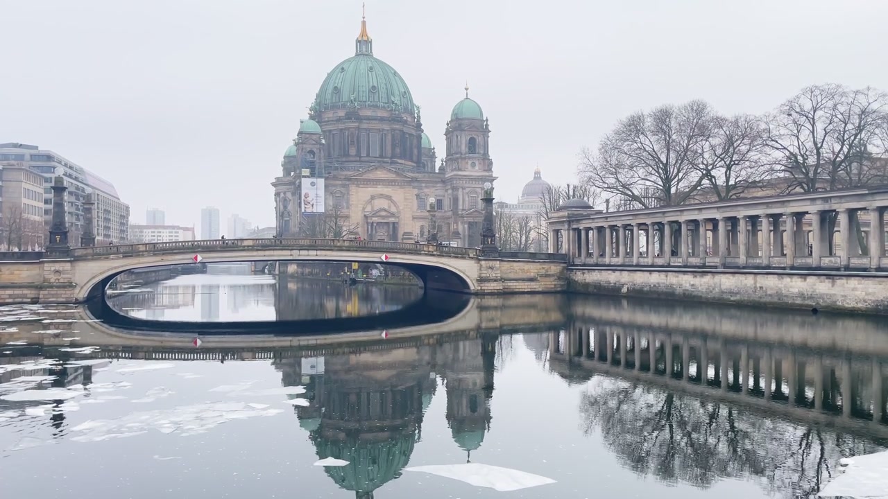 Smukke Berliner Dom i vintersæsonen med den frosne Spree-flod