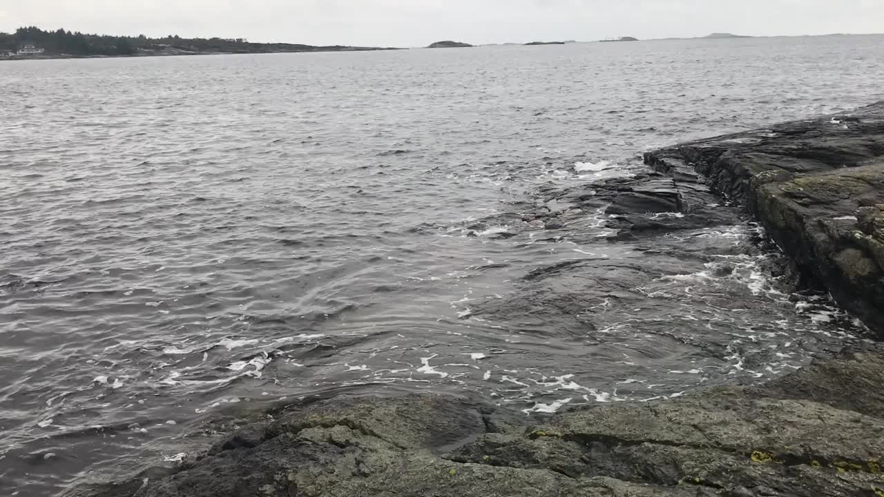 바다에서 파도가 튀다